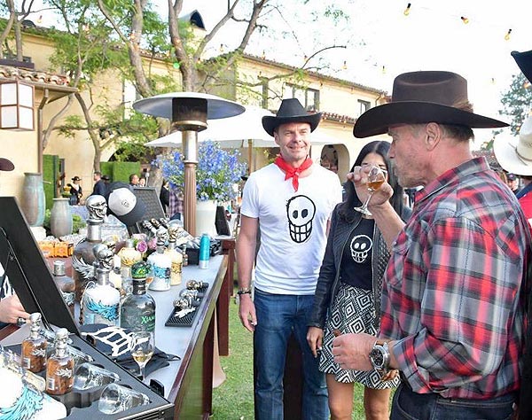 Auch Arnold Schwarzenegger probierte den „good stuff“ von Padre Azul (©Foto: Padre Azul)